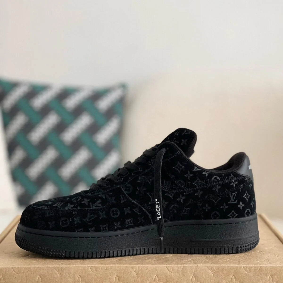 All-Black Jacquard Texture Low-Top Sneakers