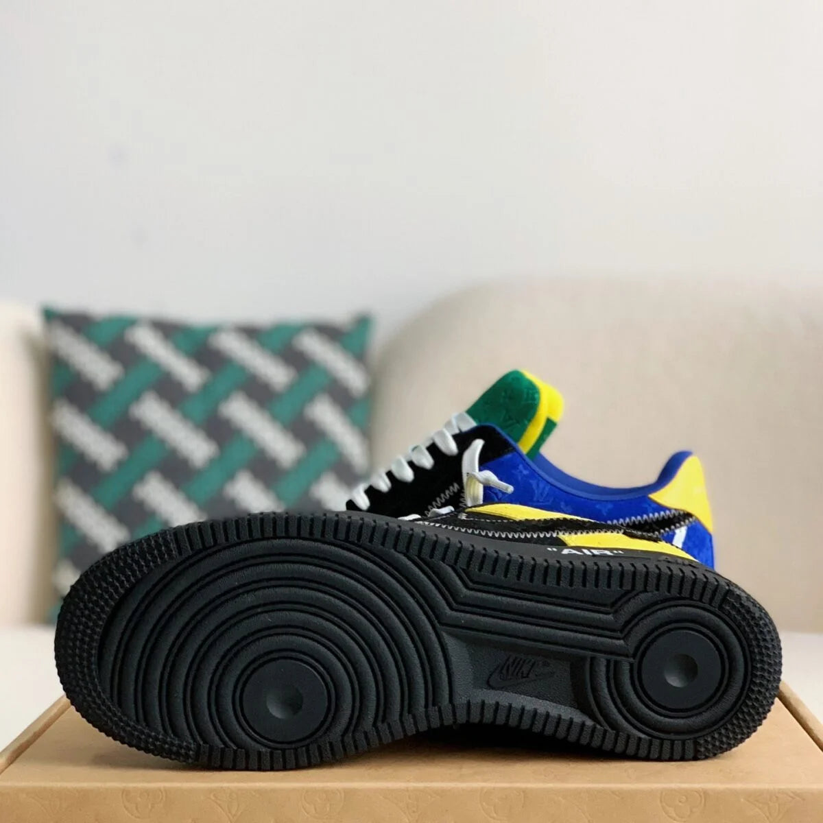 Contrast Panel Trendy Low-Top Sneakers