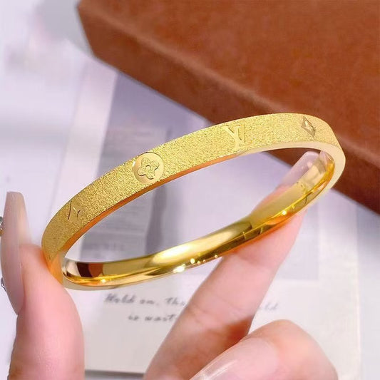 A precise ladies' bracelet accessory