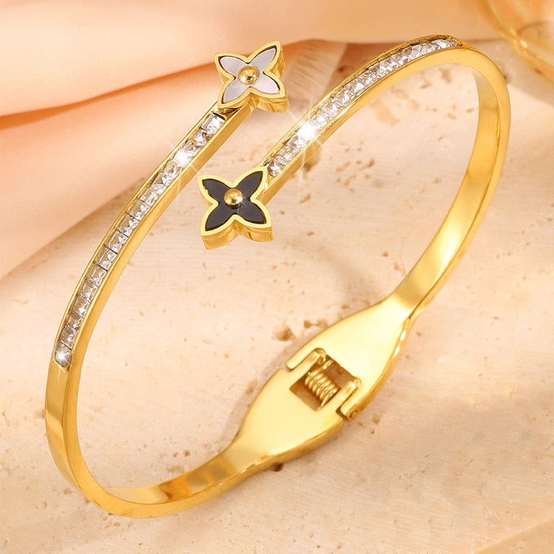 Four-Leaf Decor Diamond-Studded Bangle