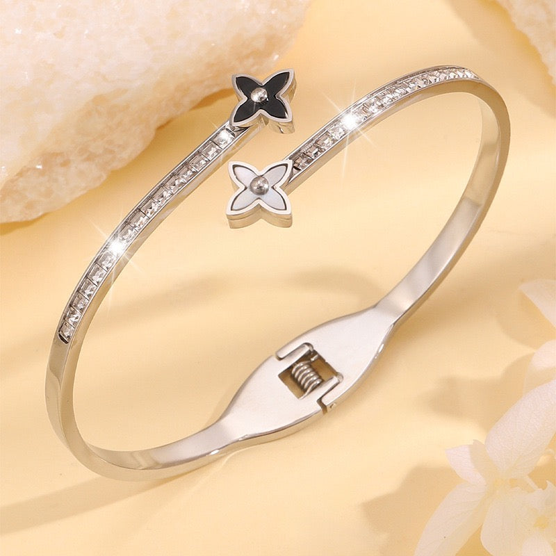 Four-Leaf Decor Diamond-Studded Bangle
